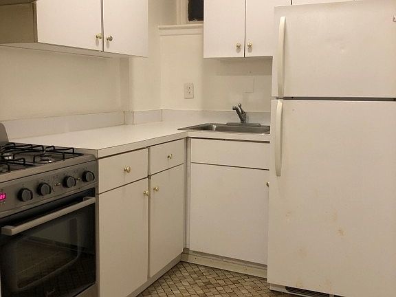 3rd image of 239 E 28th St #3B