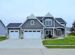 5823 Oregon Dr, Bettendorf, IA 52722