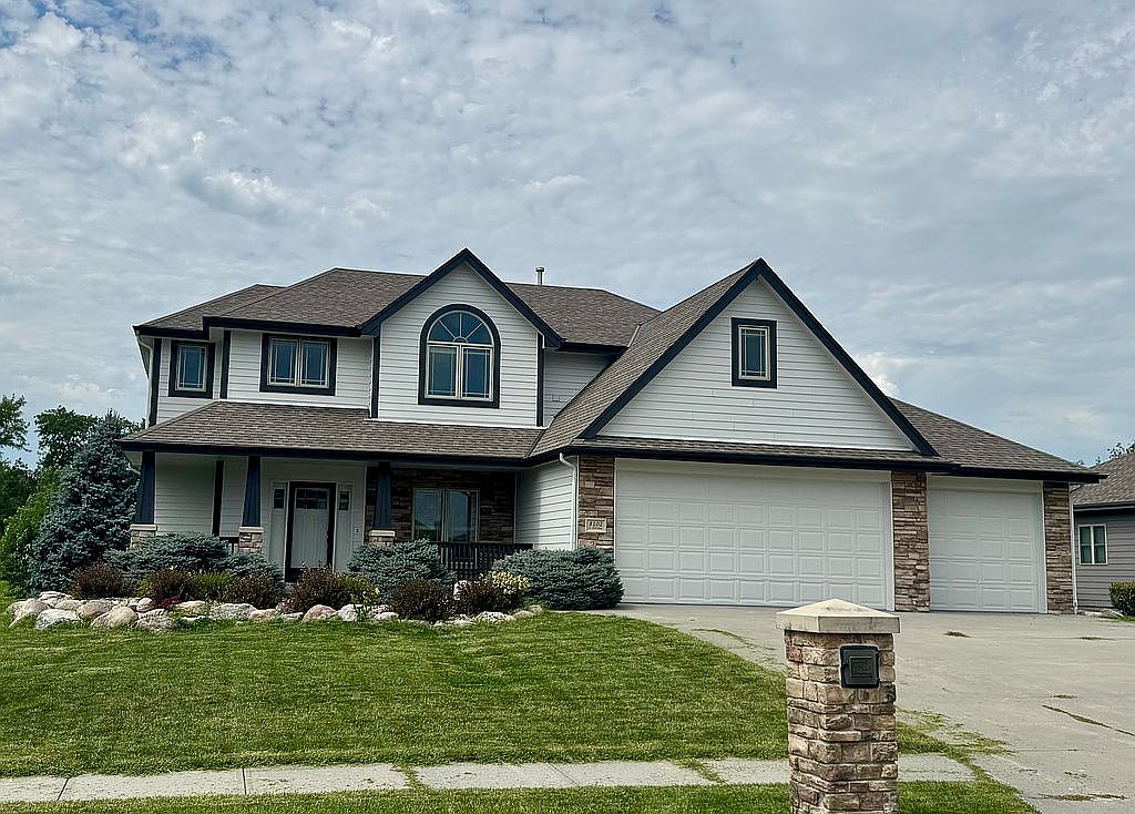 8102 N 281st Ave — The Pines Country Club