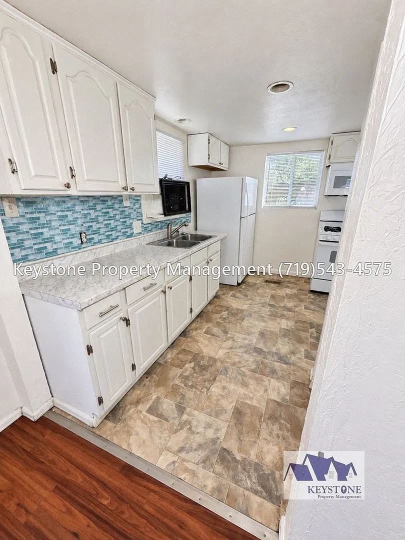 Application Fee Reimbursed! 3 Bedroom Plus/1 Bathroom/Carport House $1350/$1350 — Photo 4