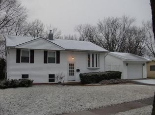 33 Crestview Ter, Buffalo Grove, IL 60089