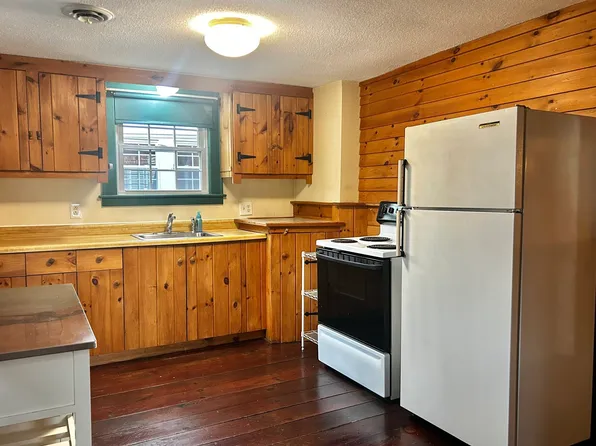 4-6 Long Farm Ter, Greenfield, MA 01301