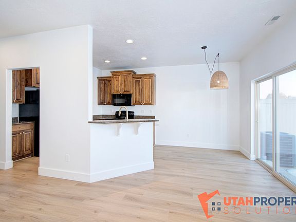 5th image of 312 E Seagull Ln