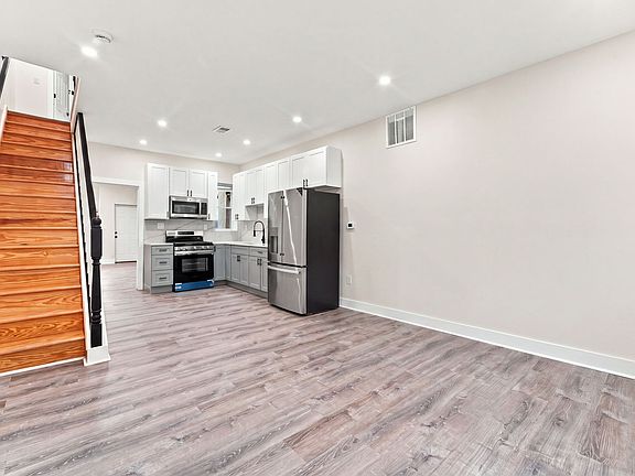 3rd image of 910 Pearl St