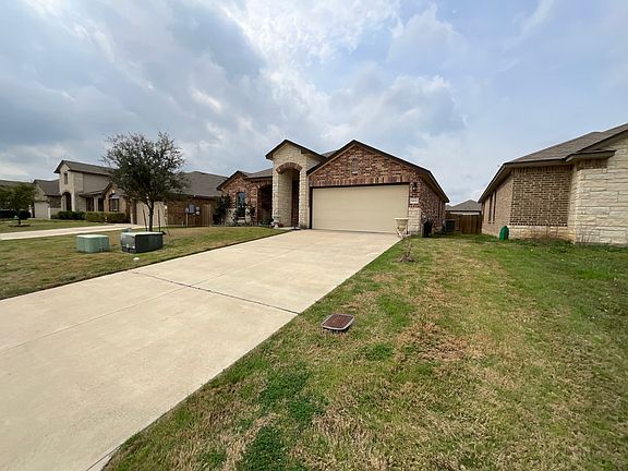 3rd image of 1402 Blue Leaf Dr
