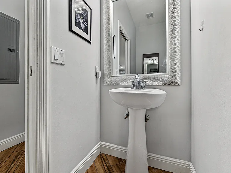 1135 NE 3rd Ave — Photo 23