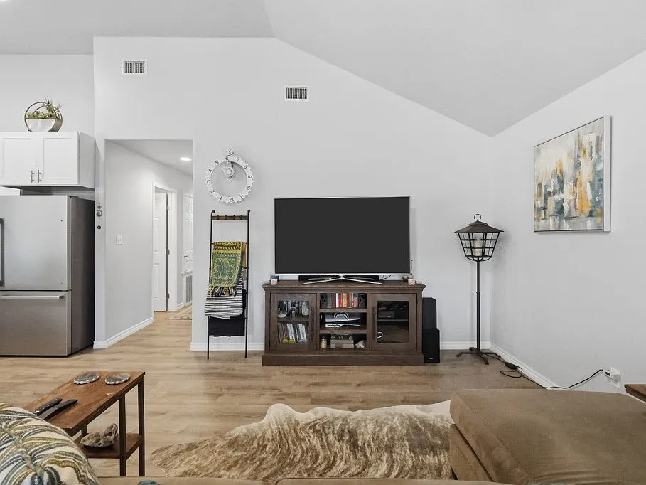 3 bed, 2.0 bath, 1350 sqft, $2,000 — Photo 3