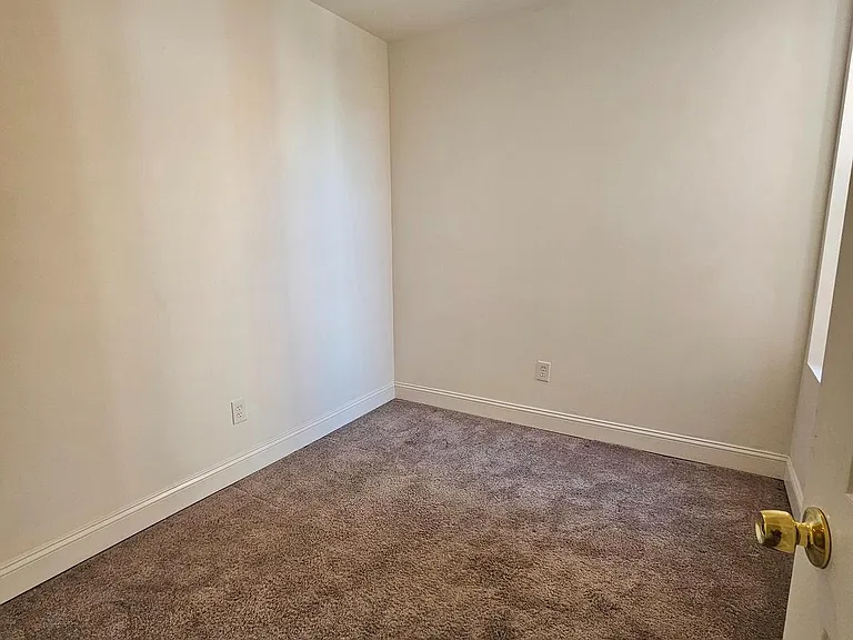 150 E Pleasant St — Photo 14