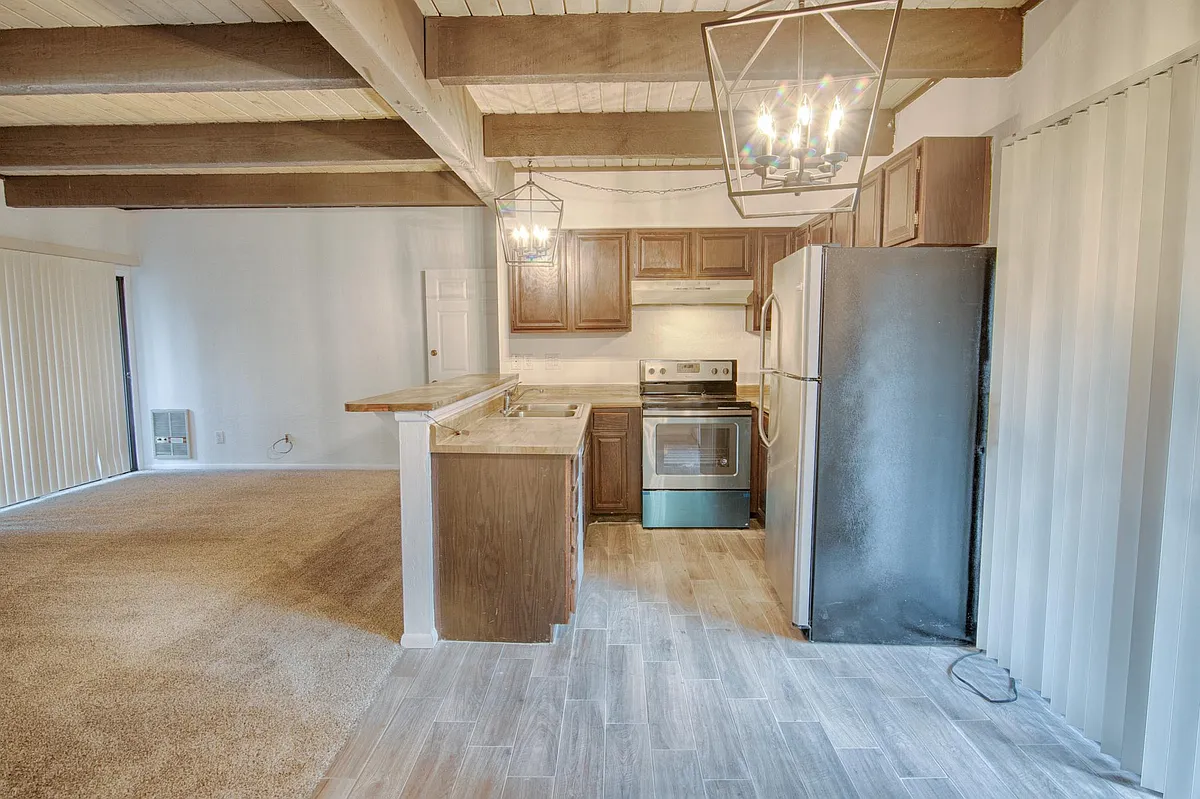 Building Photo - 2820 Park Cir #33