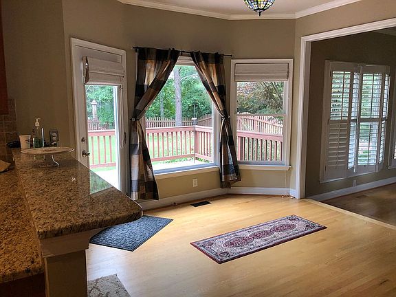 Breakfast area and bar