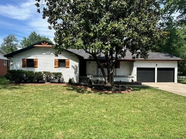 1121 N Oak St, Nevada, MO 64772