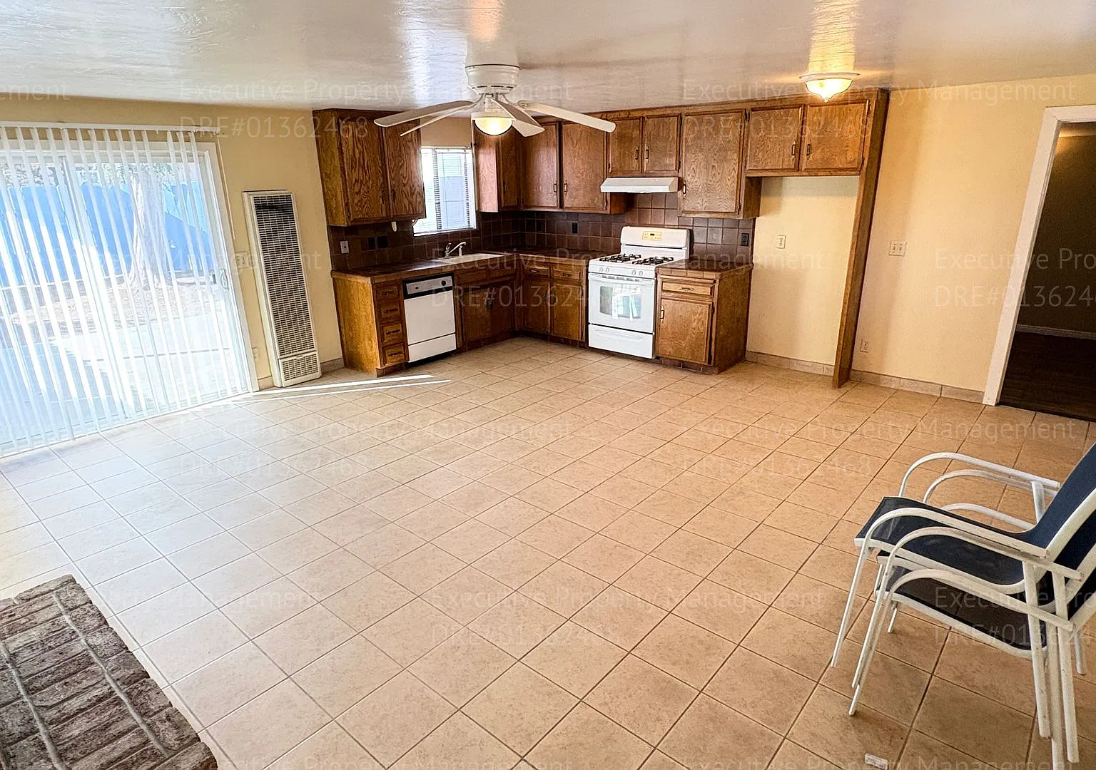 2115 Lester St — Photo 3