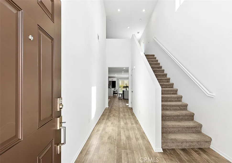 5 bed, 2400 sqft, $3,475 — Photo 2