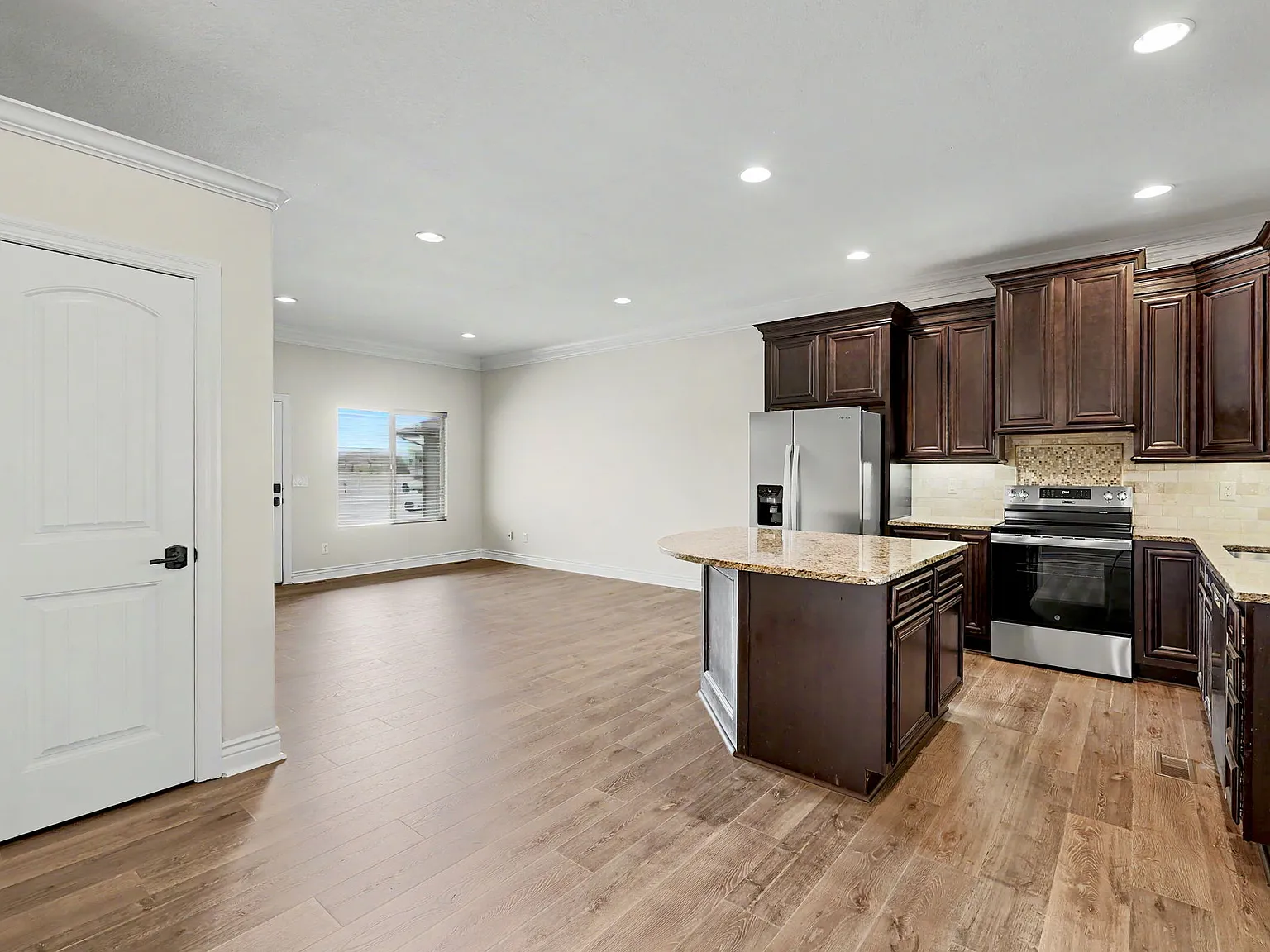 5 bed, 2338 sqft, $1,850 — Photo 4