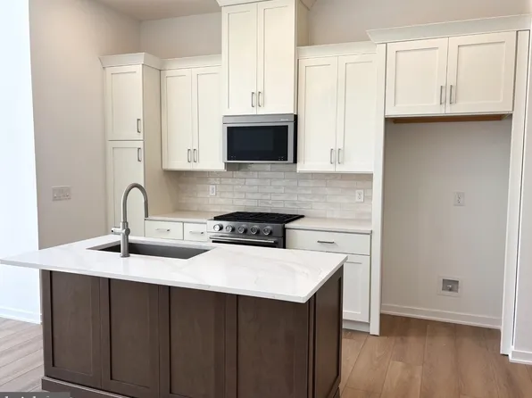 3 Oakwood Ln #63, Sellersville, PA 18960