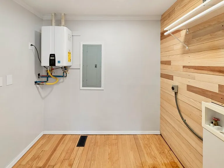 1033 N Pine St — Photo 17