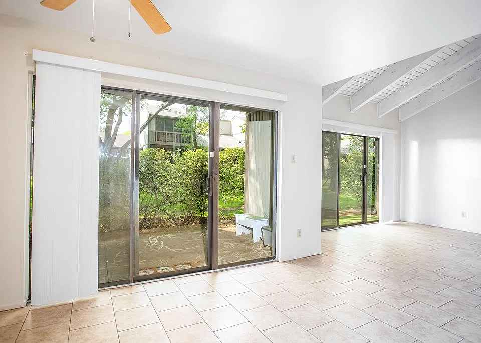 1905 W Lane Dr
