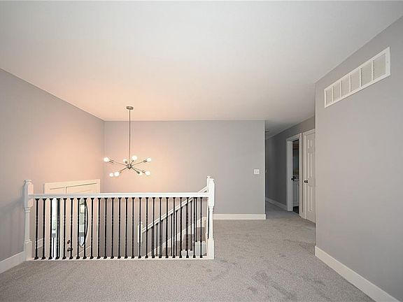 4th image of 117 Town Court Cir
