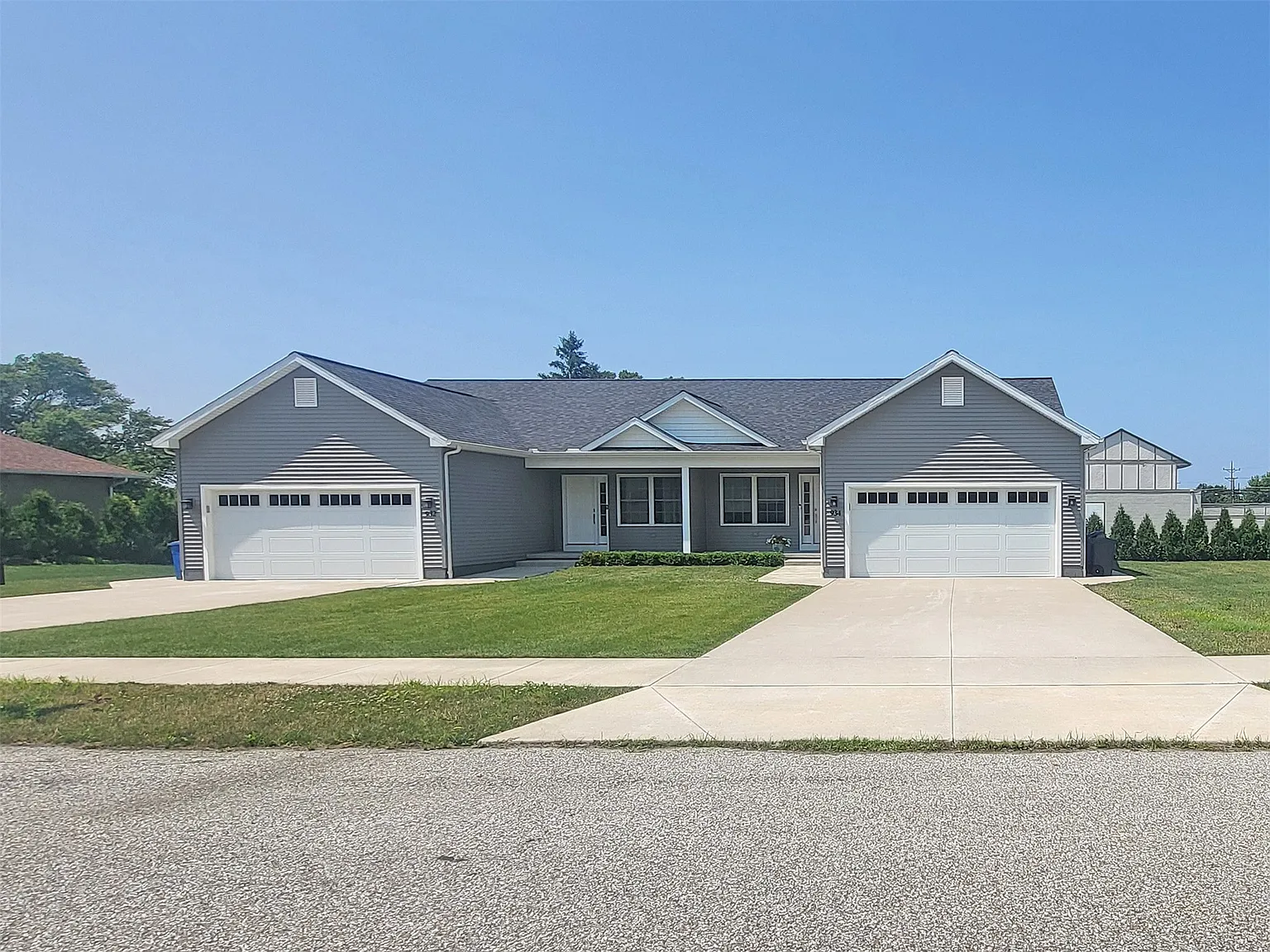 3 bed, 2.0 bath, 1311 sqft, $2,575 — Photo 2