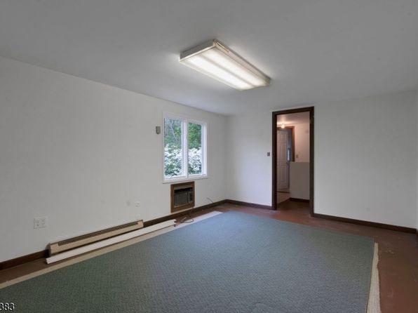31 Charlotte Dr, Clinton Twp., NJ 08833