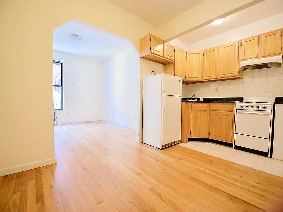2nd image of 158 Allen St APT 3