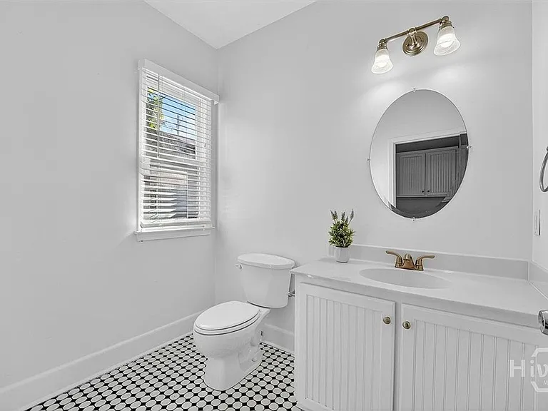 506 E 31st St — Photo 13