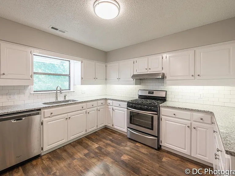 1704 SW D St — Photo 9