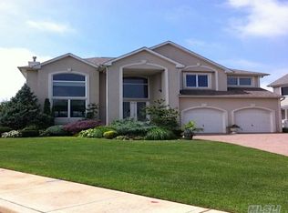 52 Crescent Cove Ct, Seaford, NY 11783