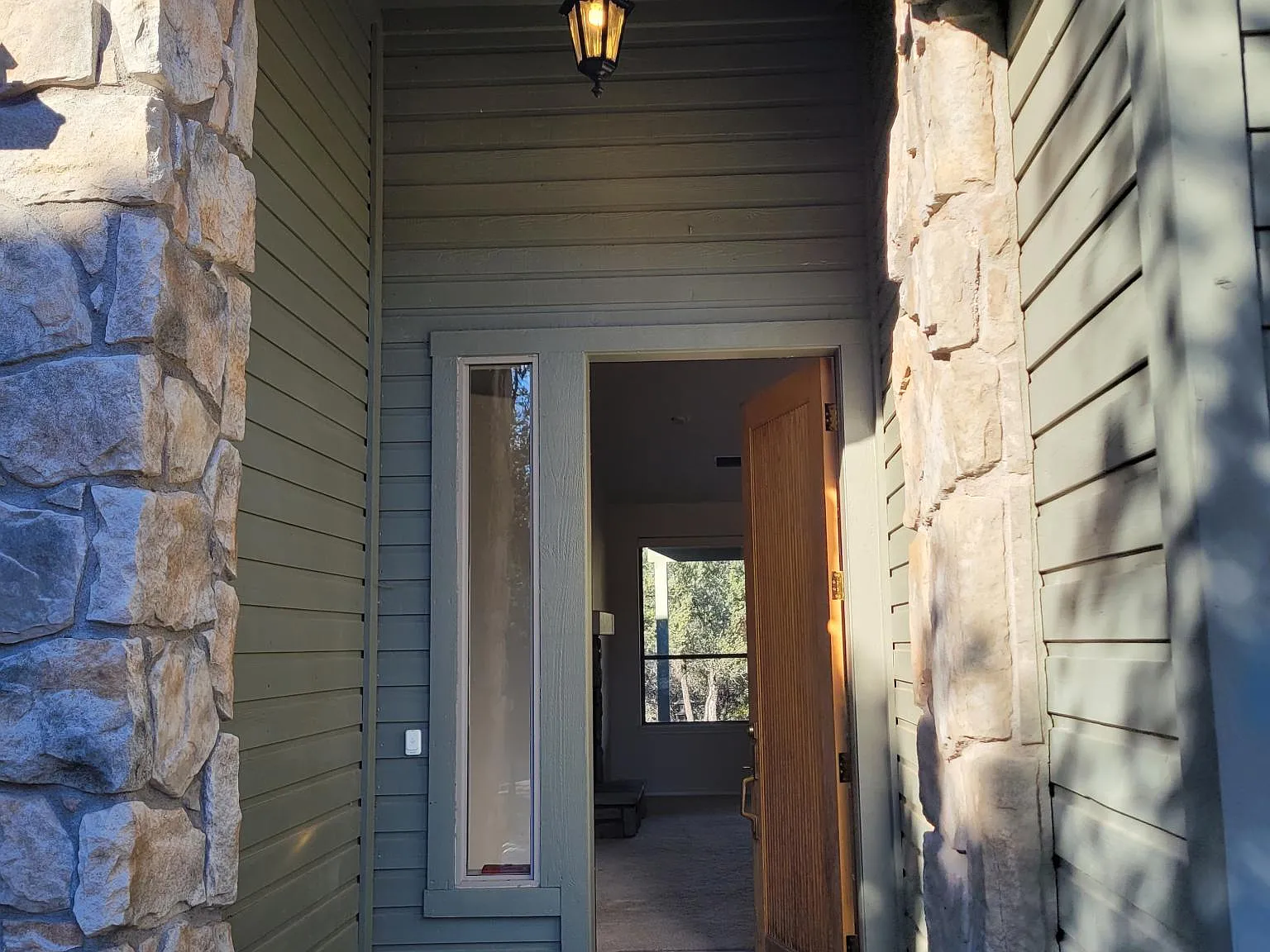 604 E Phoenix St — Photo 2