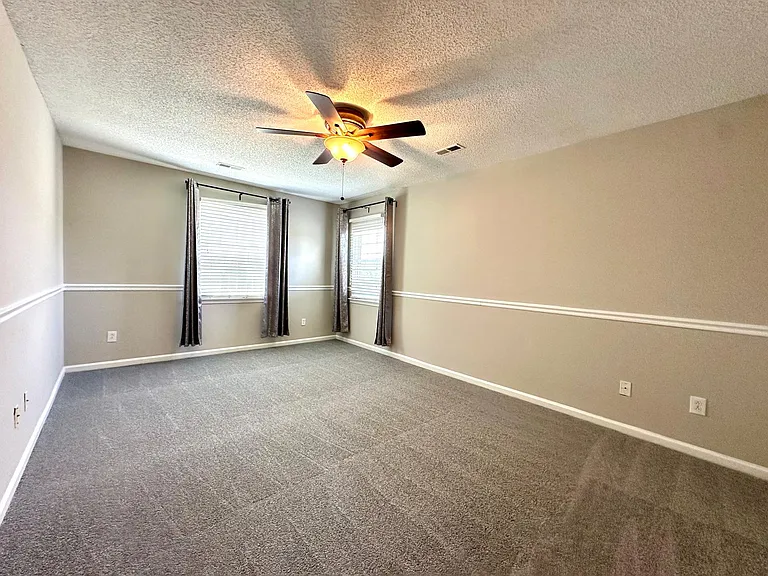 8425 Hirsch Dr — Photo 17