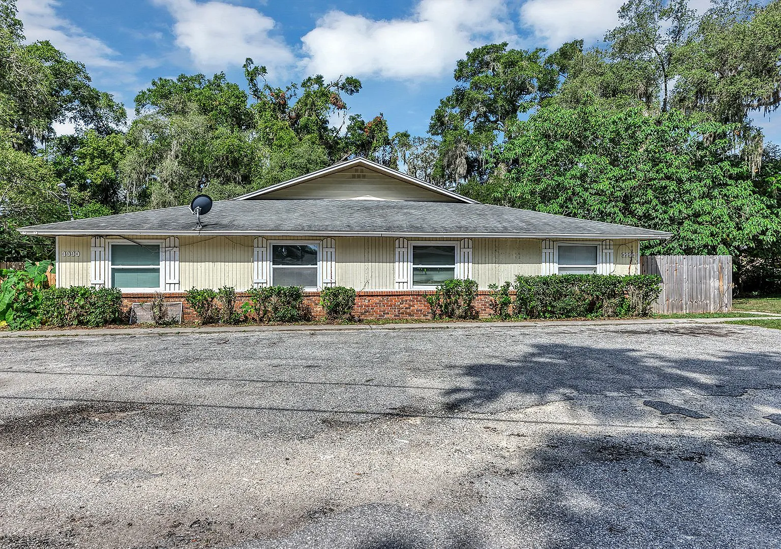 Spacious 3BR/2BA Ocala Home with Modern Finishes,Fireplace Floor-to-Ceiling Sliding Glass Doors &... — Photo 3