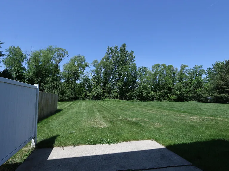 5221 Deerwood Lk — Photo 2