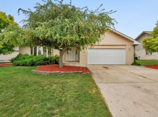 1330 E Dunslow Ln, Lockport, IL 60441
