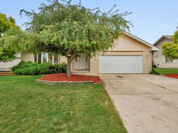 1330 E Dunslow Ln, Lockport, IL 60441