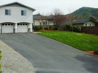 102 Willow Ln, Rogue River, OR 97537