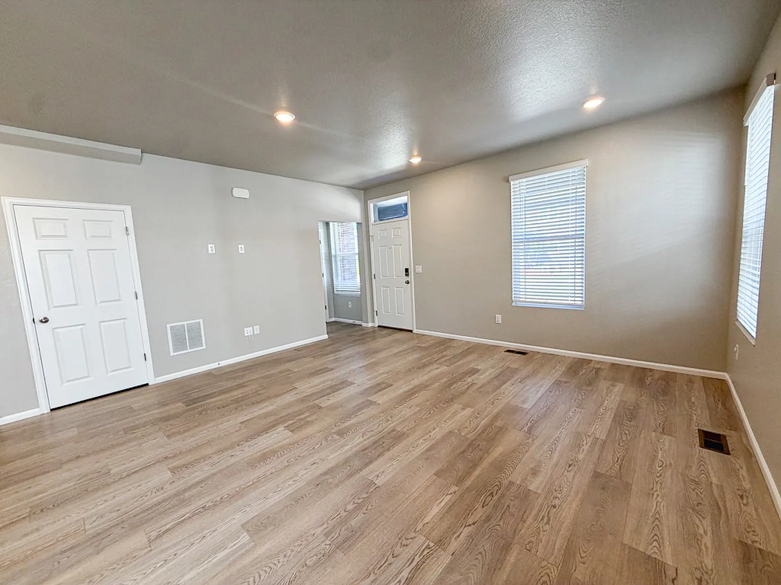 3 bed, 2.5 bath, 1577 sqft, $2,595 — Photo 3