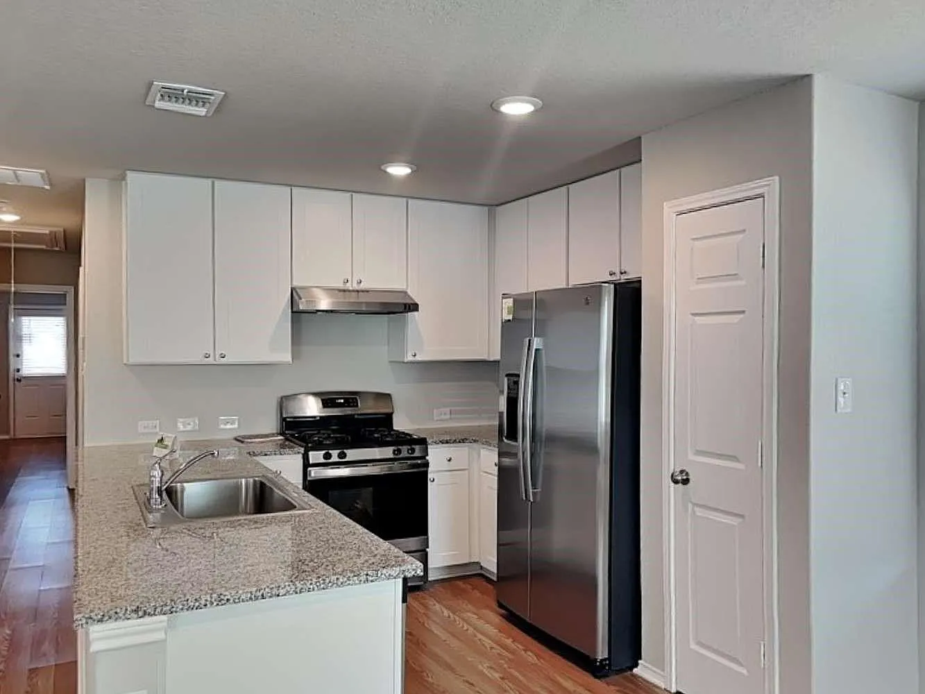 3 bed, 2.0 bath, 1007 sqft, $1,399 — Photo 4
