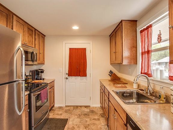 5th image of 701 Gellatly St