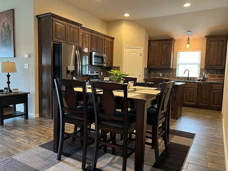 1410 Lauren Ln — Photo 9