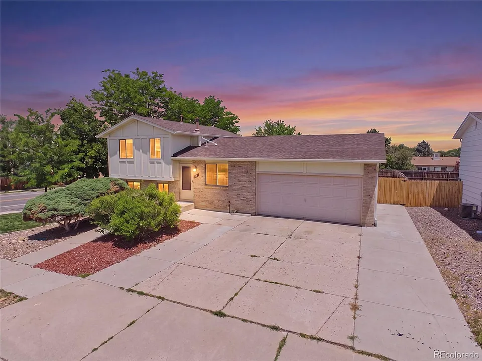 904 S Uravan St