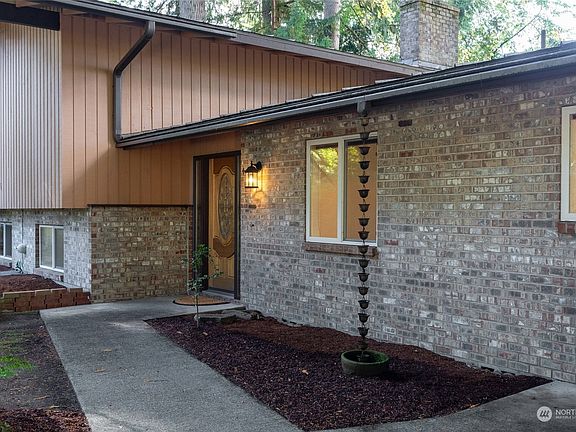 2nd image of 415 San Mar Drive NE