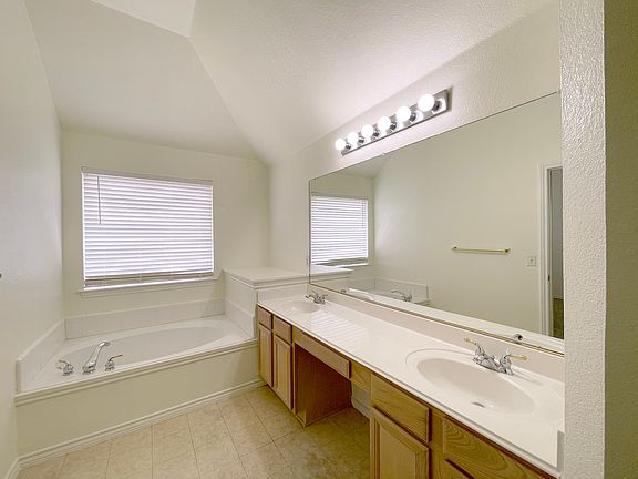 4th image of 2112 Wisteria Way