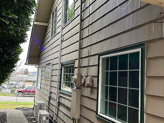 4th image of 1090 Fir Ave
