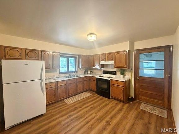 4th image of 419 W 5th St