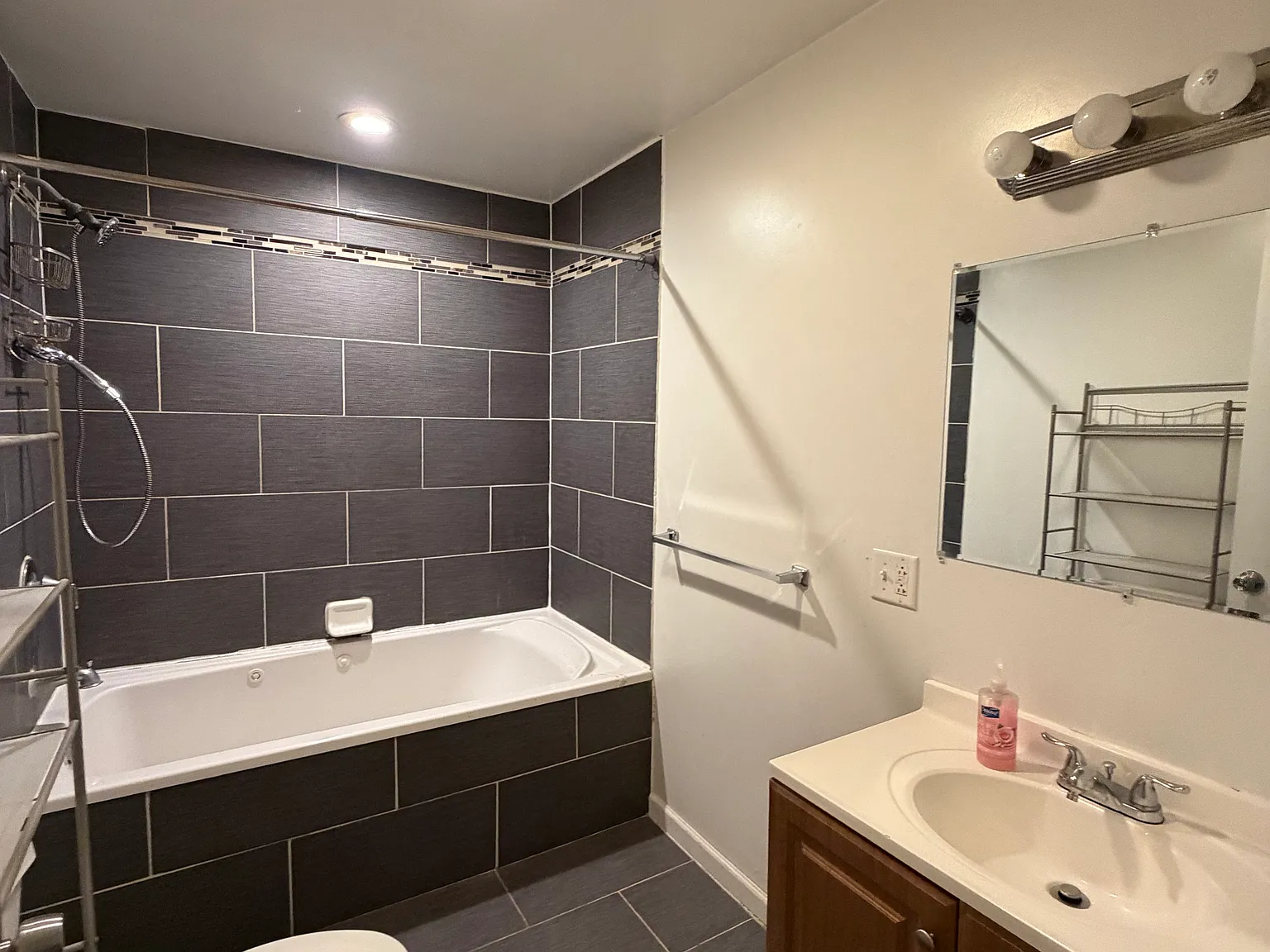 2 bed, 900 sqft, $1,400 — Photo 1