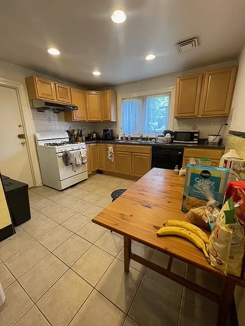 4 bed, 1700 sqft, $4,800 — Photo 2