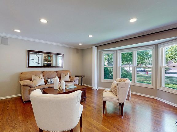 4th image of 490 Thorndale Dr