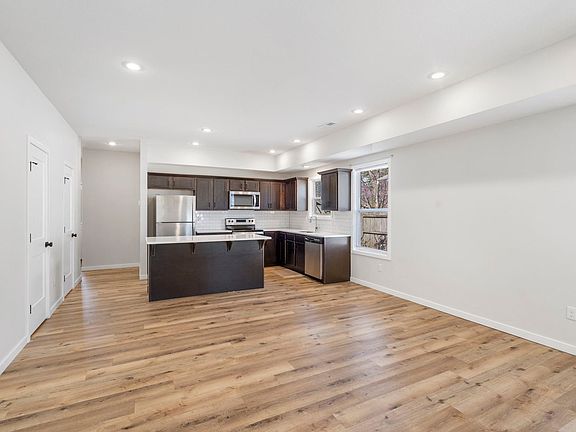 5th image of 1041 E Delmar St