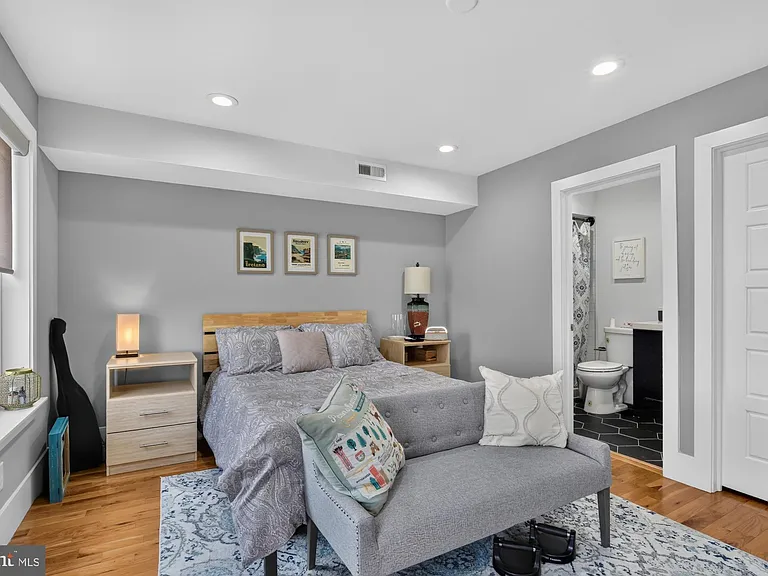 2328 E Fletcher St — Photo 39