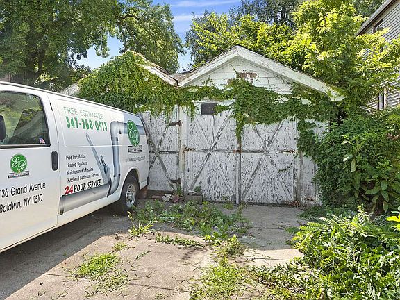 3rd image of 18719 Ludlum Ave